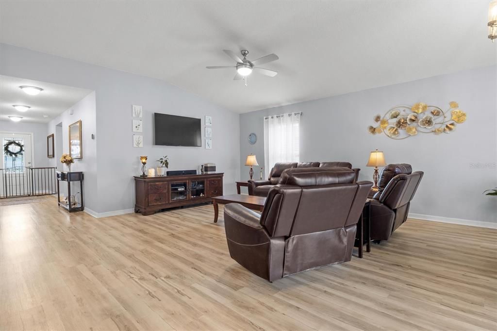 待售: $398,000 (4 贝兹, 2 浴室, 1989 平方英尺)