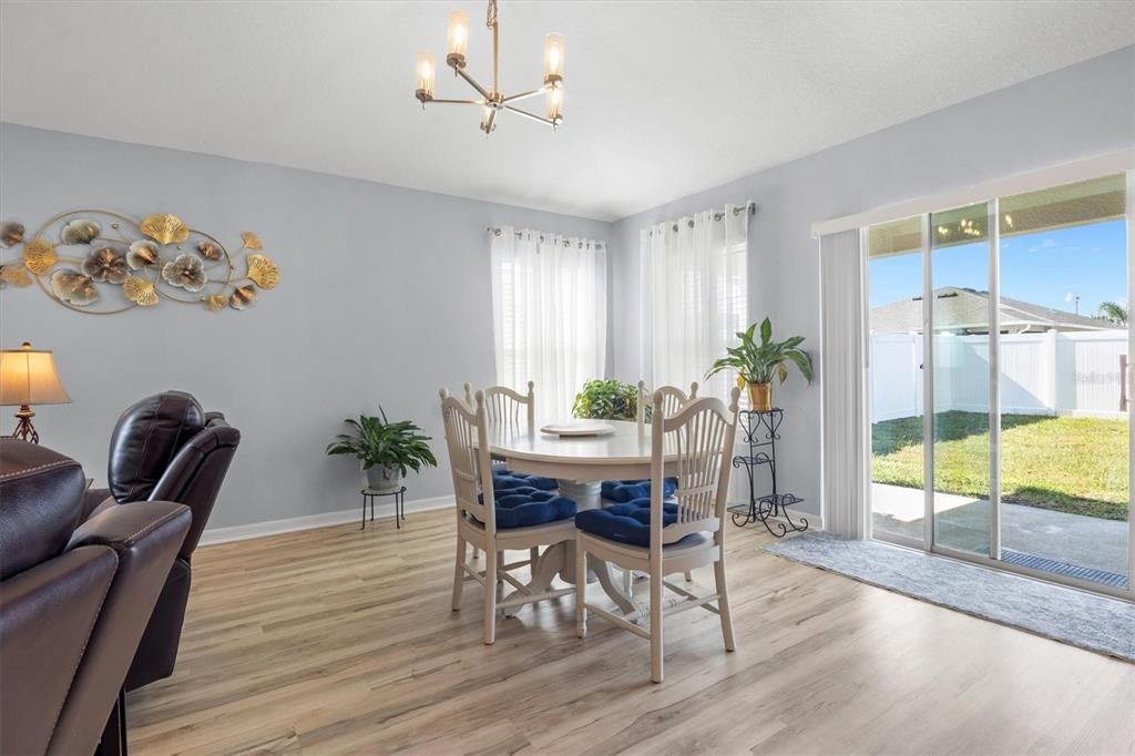 待售: $398,000 (4 贝兹, 2 浴室, 1989 平方英尺)