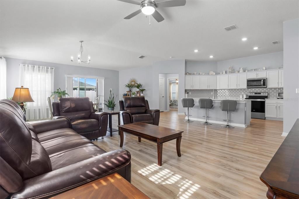 待售: $398,000 (4 贝兹, 2 浴室, 1989 平方英尺)