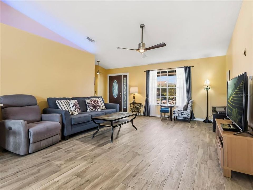 For Sale: $398,900 (3 beds, 2 baths, 1514 Square Feet)