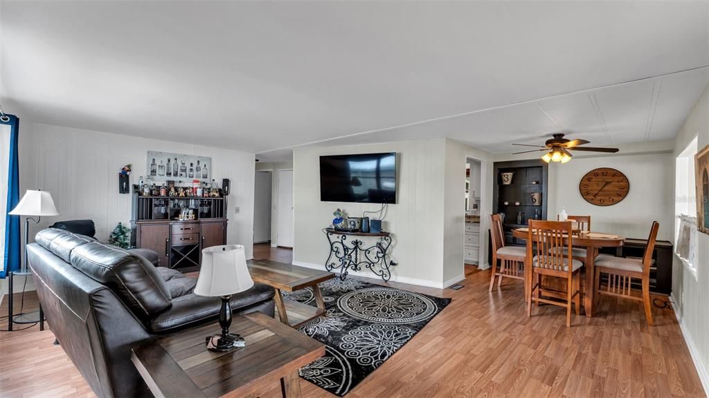 На продажу: $127,900 (2 спален, 2 ванн, 1440 Квадратных фут)