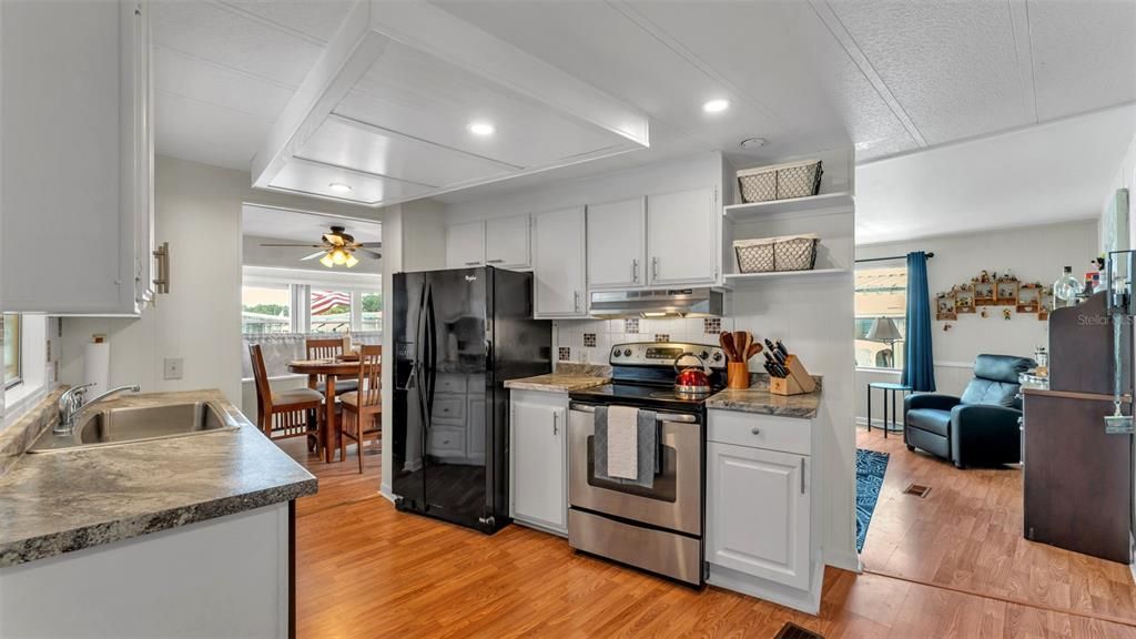 На продажу: $127,900 (2 спален, 2 ванн, 1440 Квадратных фут)