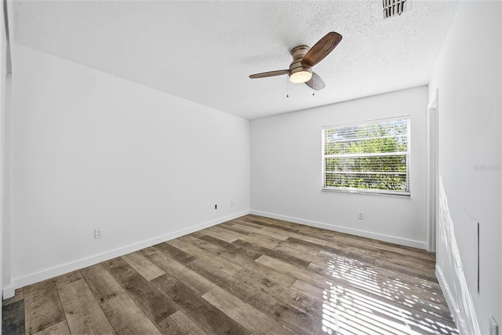 For Rent: $2,200 (3 beds, 1 baths, 984 Square Feet)