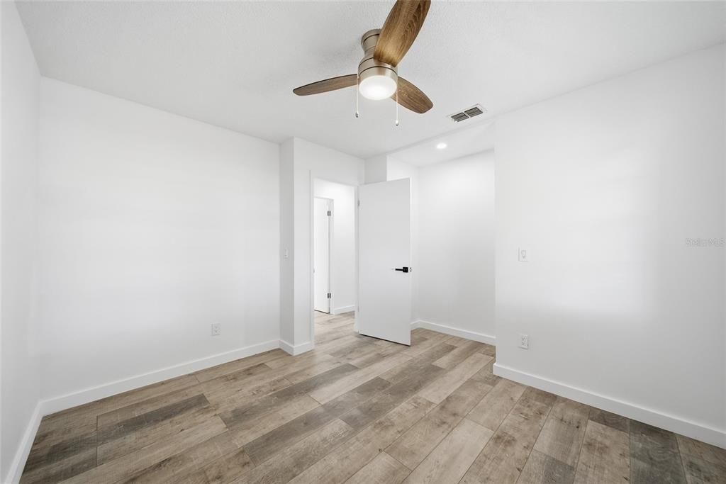 For Rent: $2,200 (3 beds, 1 baths, 984 Square Feet)