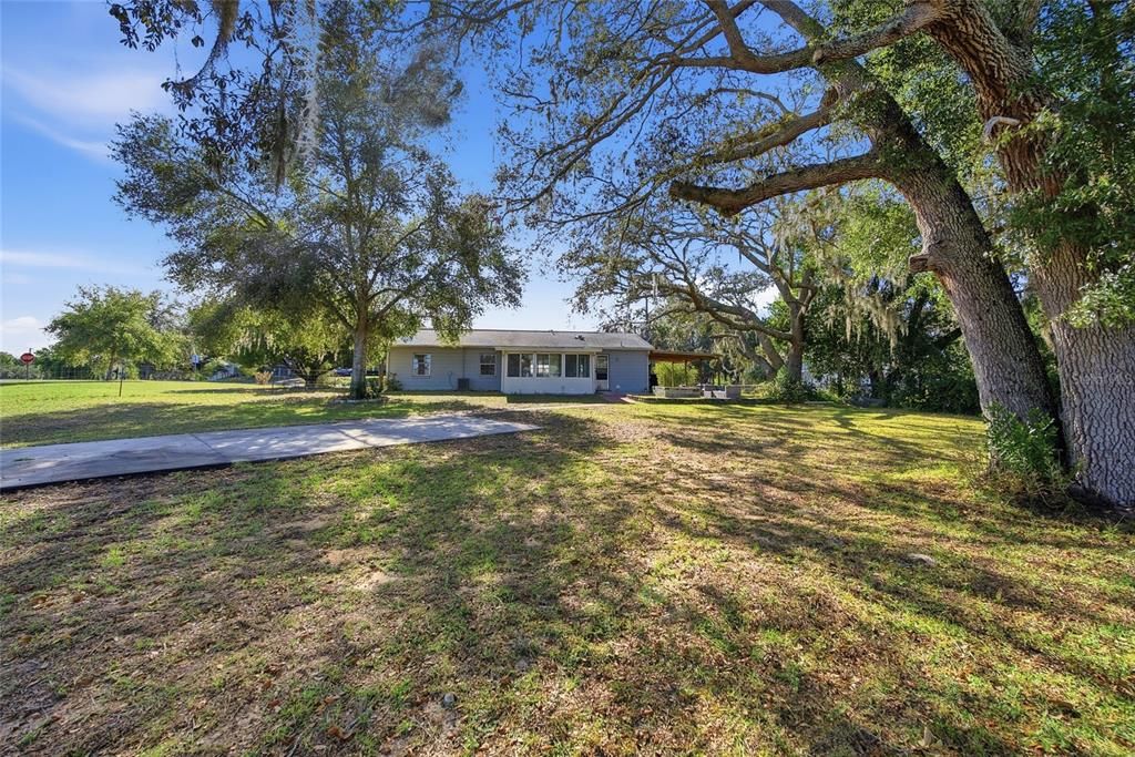 For Rent: $2,200 (3 beds, 1 baths, 984 Square Feet)