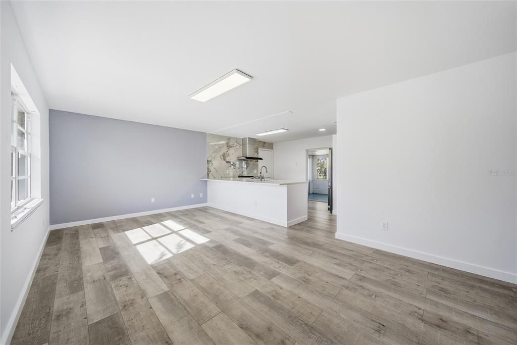 For Rent: $2,200 (3 beds, 1 baths, 984 Square Feet)