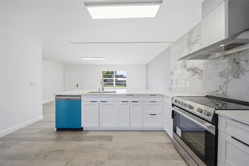 For Rent: $2,200 (3 beds, 1 baths, 984 Square Feet)