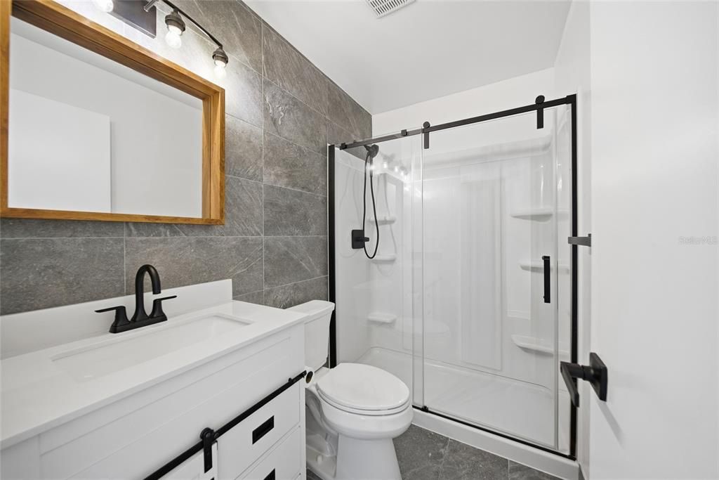 For Rent: $2,200 (3 beds, 1 baths, 984 Square Feet)