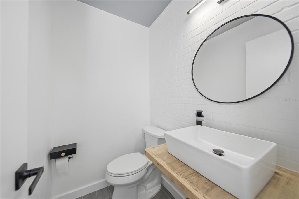 For Rent: $2,200 (3 beds, 1 baths, 984 Square Feet)