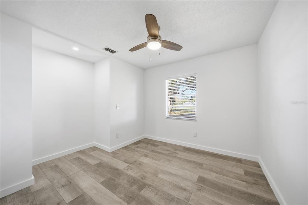 For Rent: $2,200 (3 beds, 1 baths, 984 Square Feet)