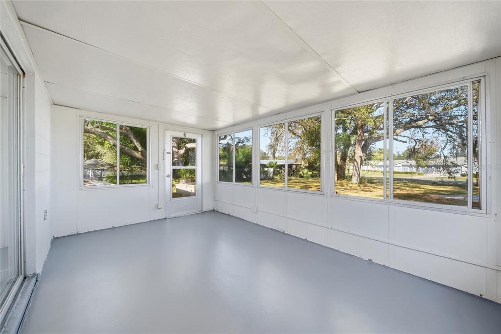 For Rent: $2,200 (3 beds, 1 baths, 984 Square Feet)