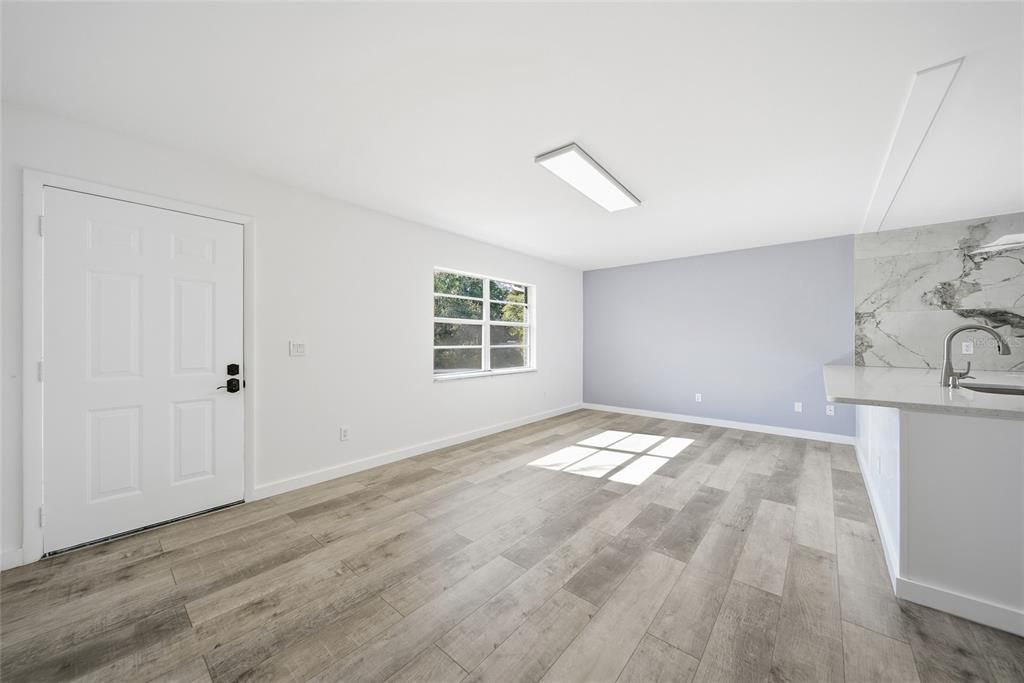 For Rent: $2,200 (3 beds, 1 baths, 984 Square Feet)