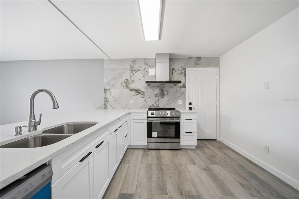 For Rent: $2,200 (3 beds, 1 baths, 984 Square Feet)