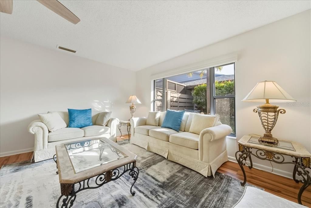 На продажу: $365,000 (3 спален, 2 ванн, 1804 Квадратных фут)