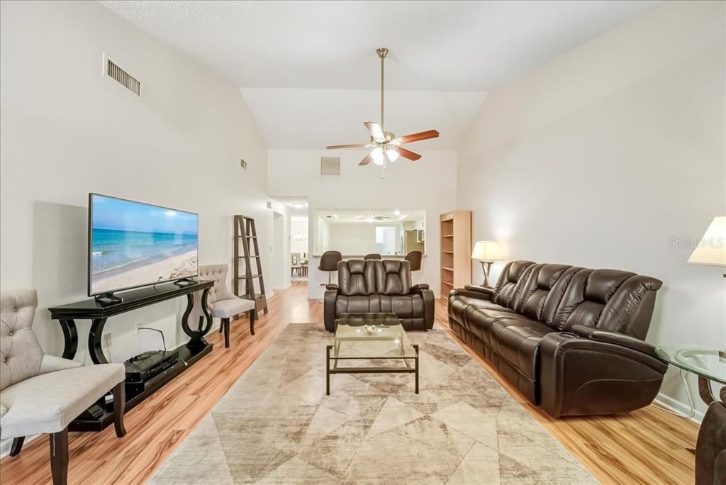 На продажу: $365,000 (3 спален, 2 ванн, 1804 Квадратных фут)