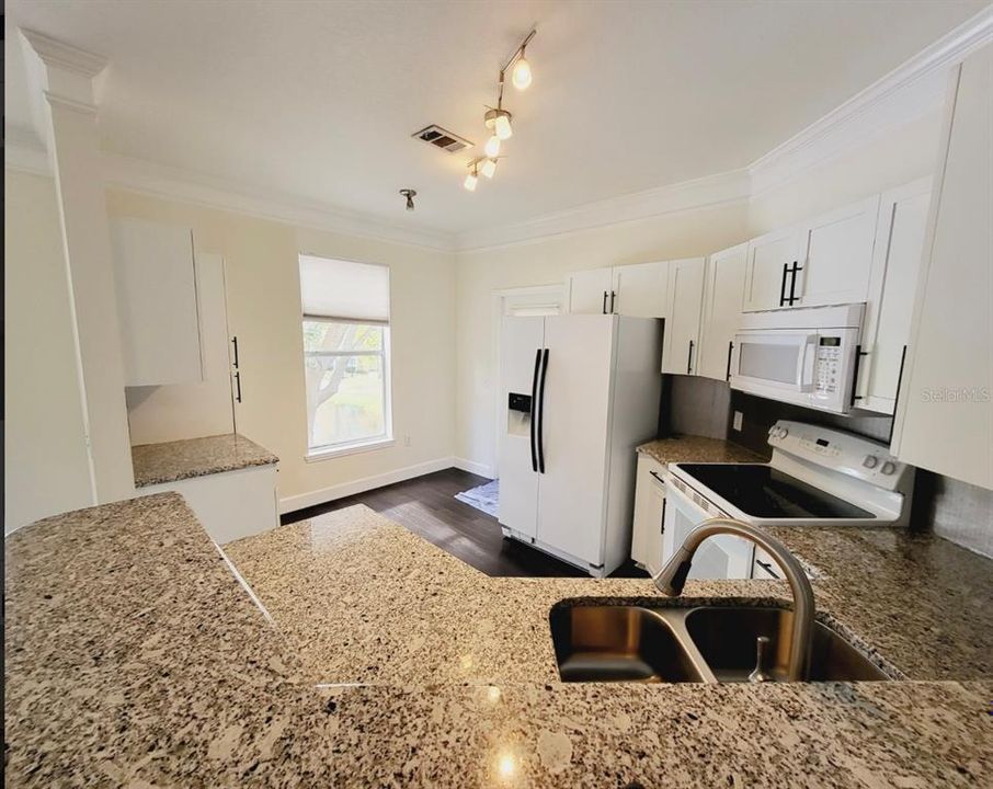 For Rent: $1,975 (2 beds, 2 baths, 1352 Square Feet)