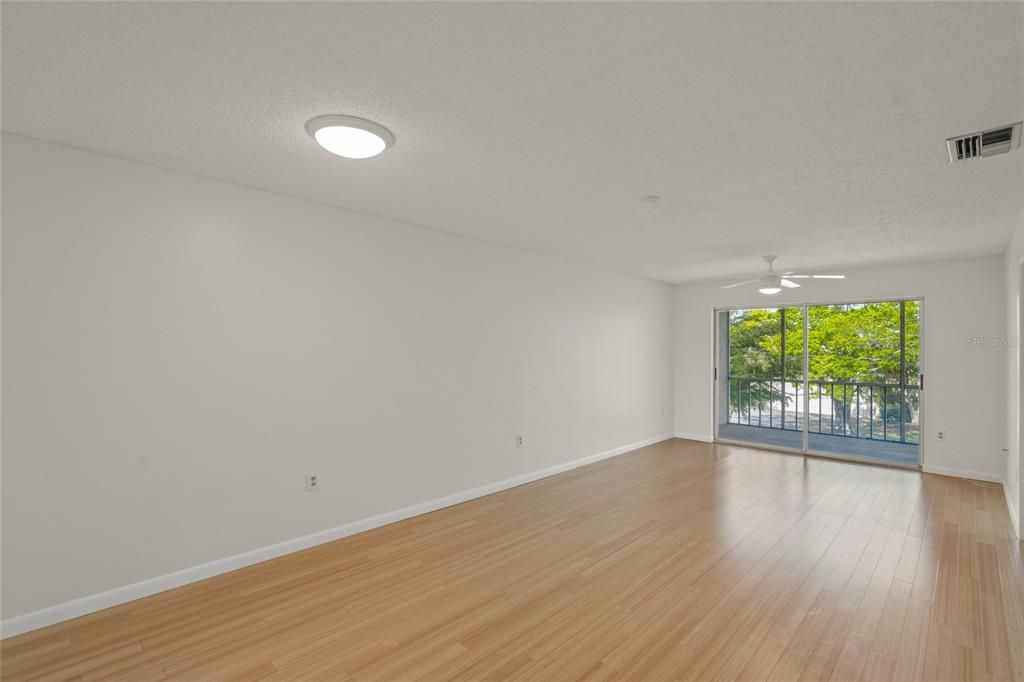 待售: $209,000 (2 贝兹, 2 浴室, 978 平方英尺)