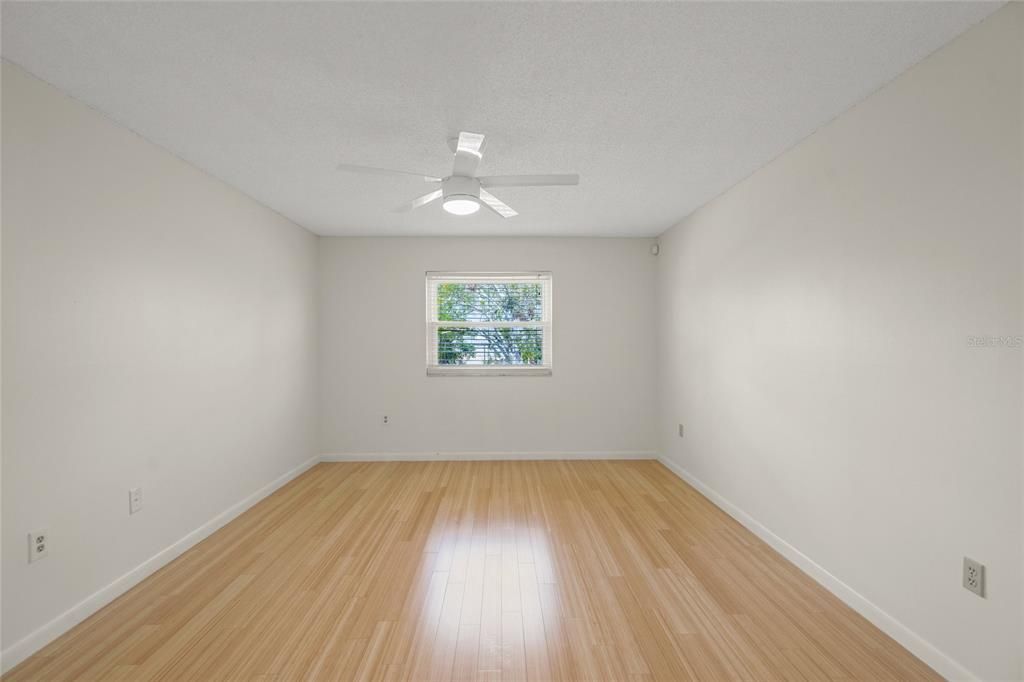 待售: $209,000 (2 贝兹, 2 浴室, 978 平方英尺)