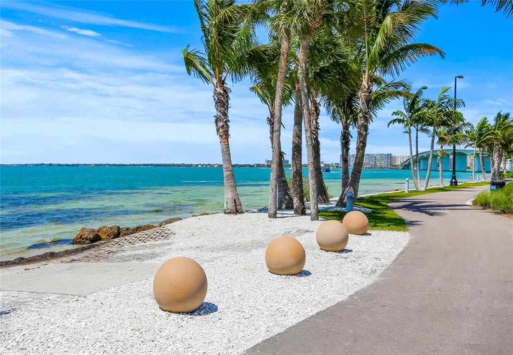 待售: $209,000 (2 贝兹, 2 浴室, 978 平方英尺)