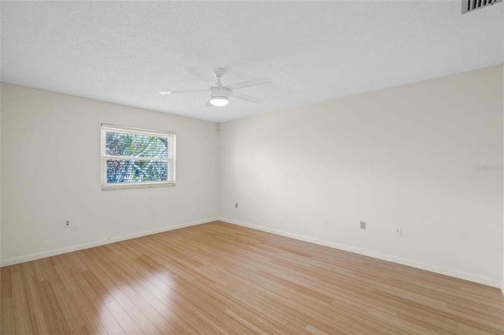 待售: $209,000 (2 贝兹, 2 浴室, 978 平方英尺)