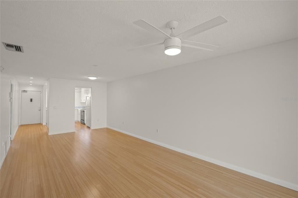 待售: $209,000 (2 贝兹, 2 浴室, 978 平方英尺)