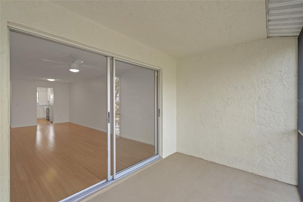 待售: $209,000 (2 贝兹, 2 浴室, 978 平方英尺)