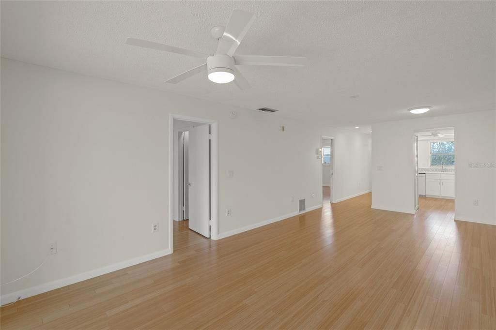 待售: $209,000 (2 贝兹, 2 浴室, 978 平方英尺)