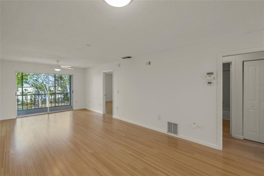 待售: $209,000 (2 贝兹, 2 浴室, 978 平方英尺)