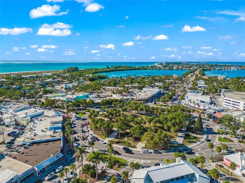 待售: $209,000 (2 贝兹, 2 浴室, 978 平方英尺)