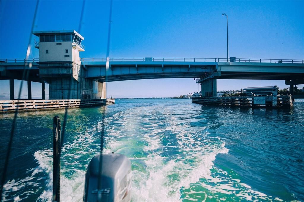 待售: $209,000 (2 贝兹, 2 浴室, 978 平方英尺)