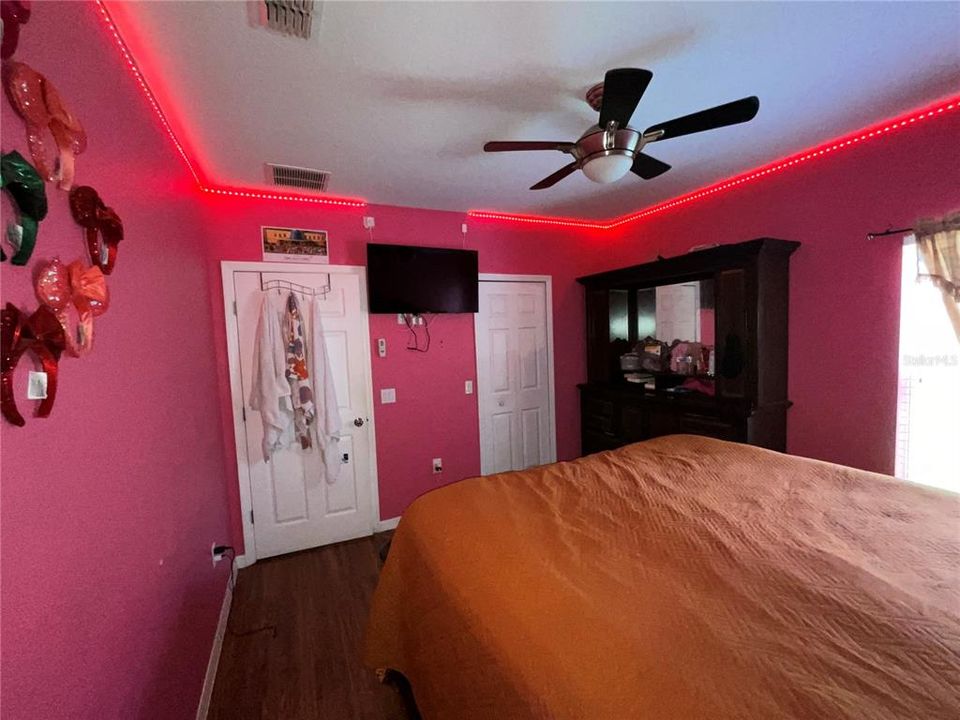 For Sale: $319,900 (3 beds, 2 baths, 1748 Square Feet)