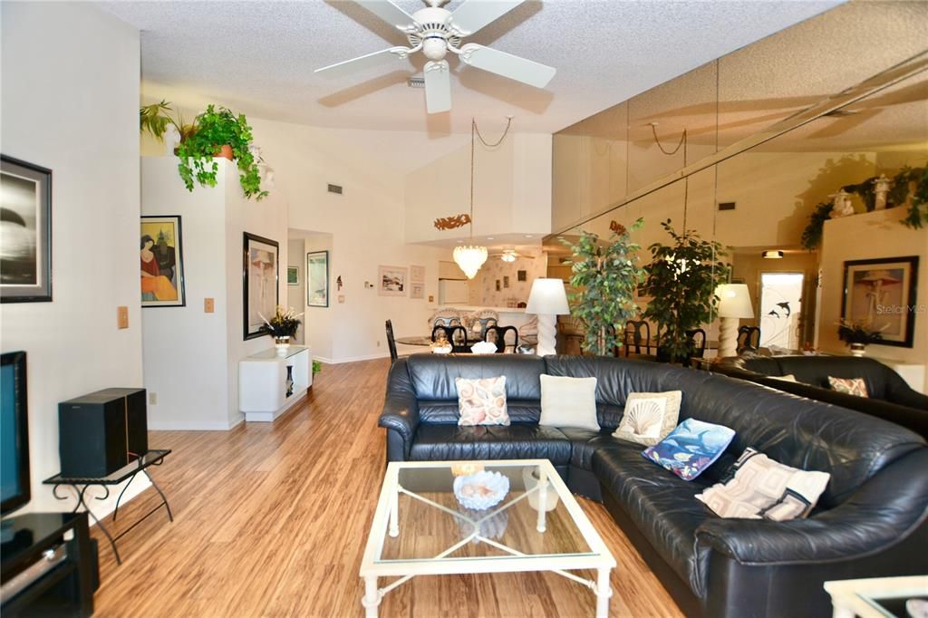 En Venta: $325,000 (2 camas, 2 baños, 1140 Pies cuadrados)