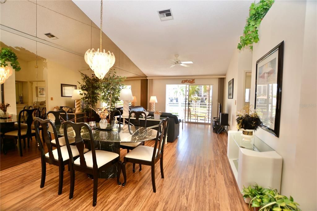 En Venta: $325,000 (2 camas, 2 baños, 1140 Pies cuadrados)