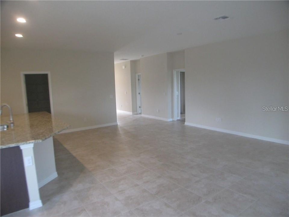 出租: $2,400 (4 贝兹, 2 浴室, 2026 平方英尺)