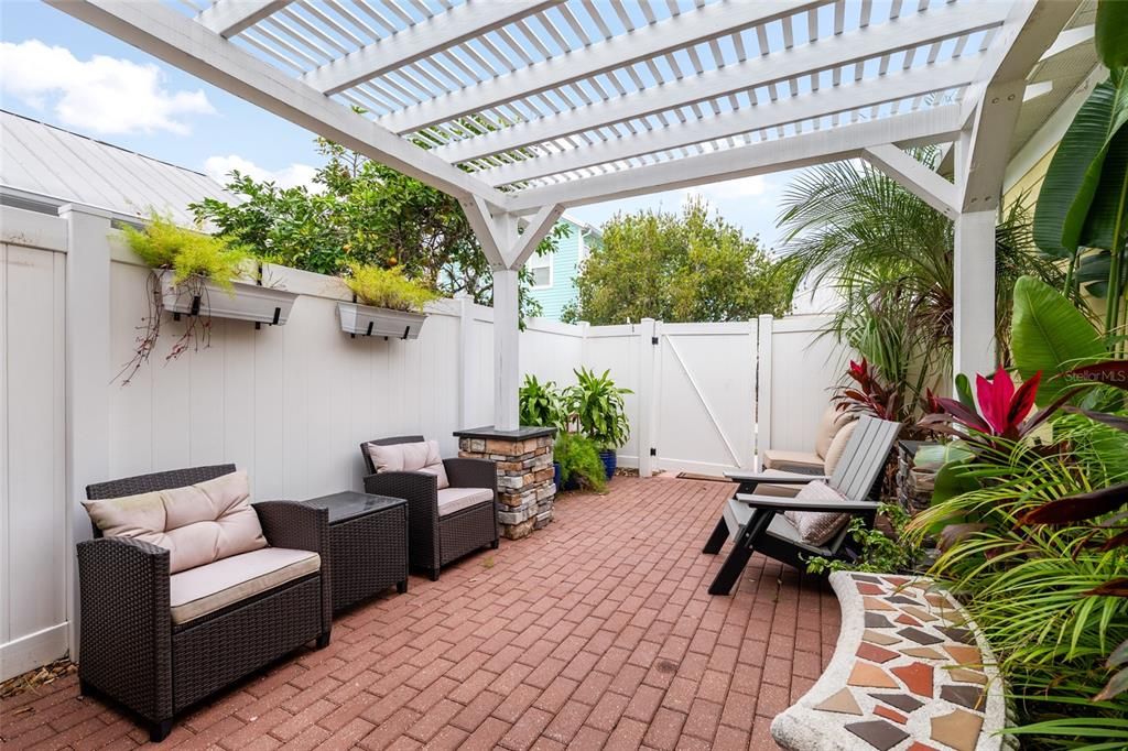 En Venta: $520,000 (4 camas, 2 baños, 2323 Pies cuadrados)