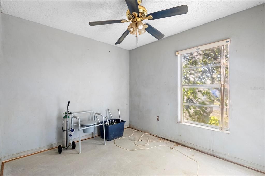 待售: $94,000 (3 贝兹, 2 浴室, 1055 平方英尺)