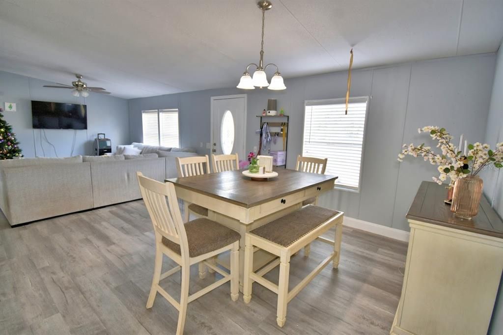 待售: $315,000 (4 贝兹, 2 浴室, 1620 平方英尺)