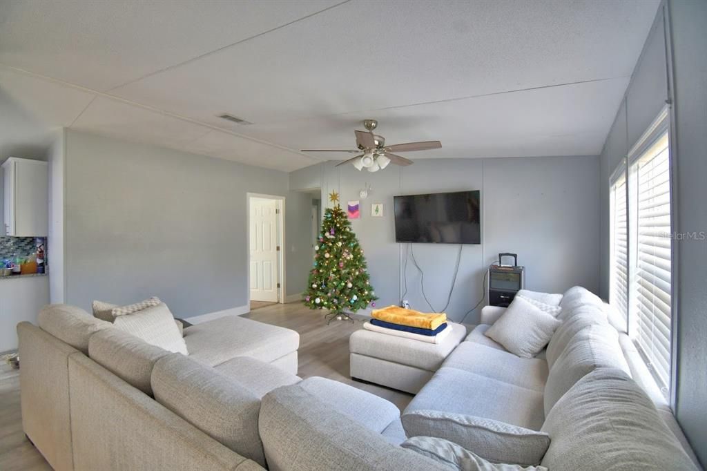 待售: $315,000 (4 贝兹, 2 浴室, 1620 平方英尺)