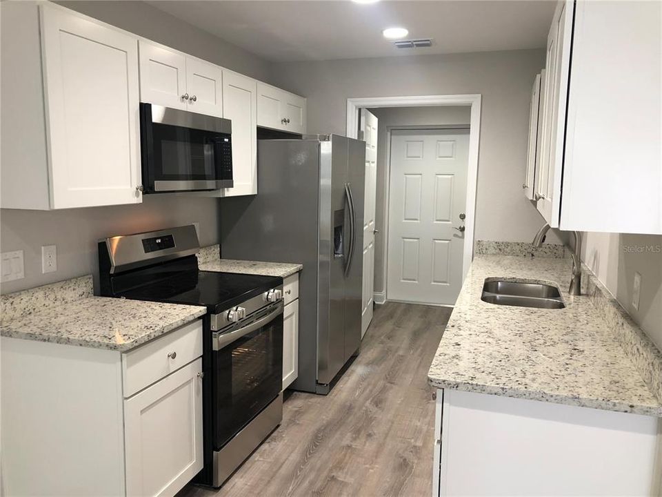 出租: $1,400 (2 贝兹, 2 浴室, 895 平方英尺)