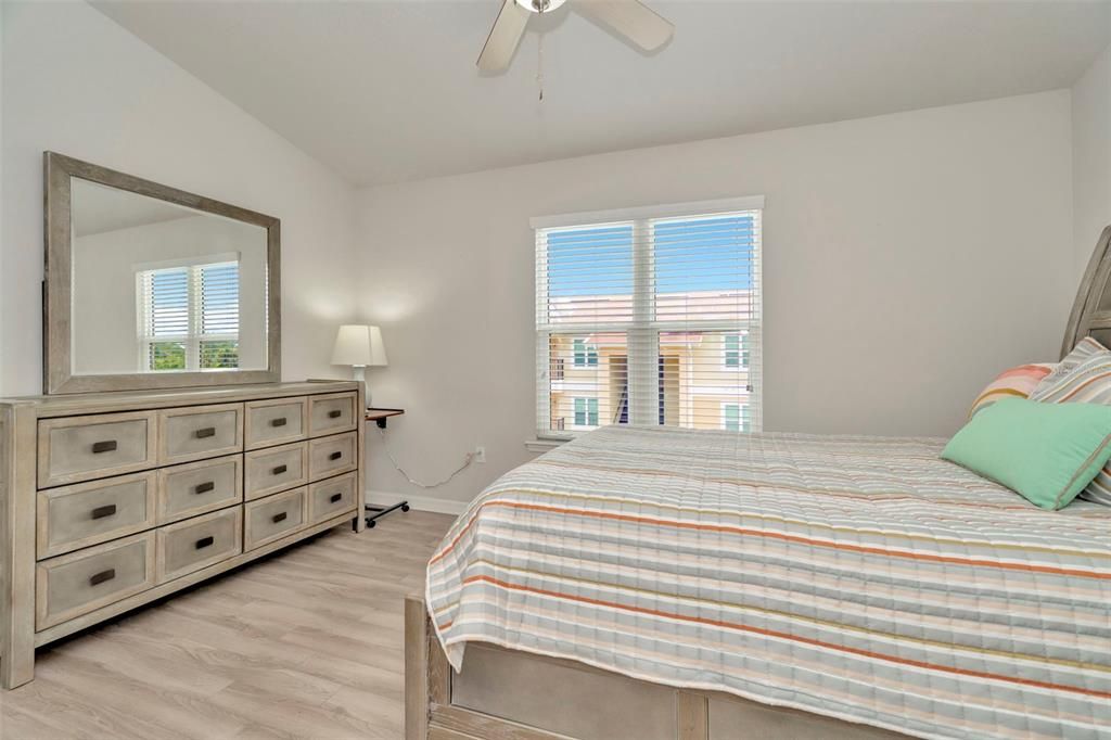 В аренду: $1,650 (2 спален, 2 ванн, 1031 Квадратных фут)