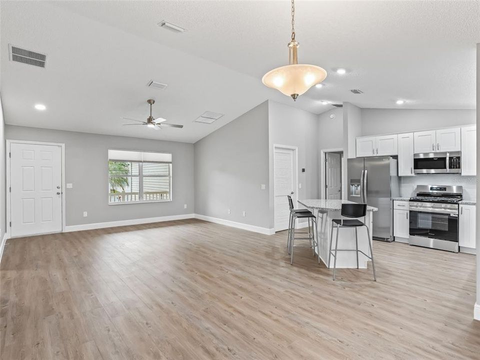 For Sale: $337,000 (3 beds, 2 baths, 1392 Square Feet)