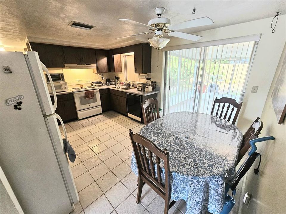 На продажу: $170,000 (2 спален, 1 ванн, 840 Квадратных фут)