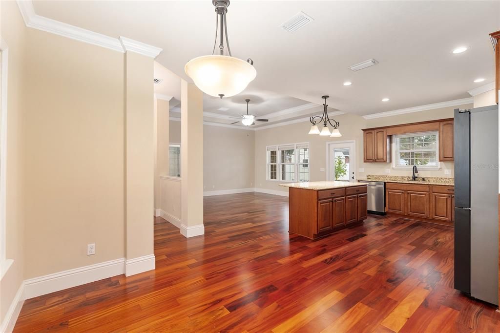 Под контрактом: $349,900 (3 спален, 2 ванн, 1794 Квадратных фут)