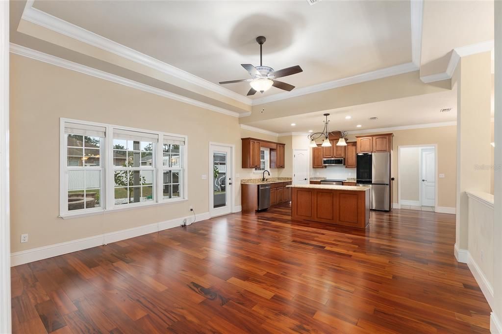 Под контрактом: $349,900 (3 спален, 2 ванн, 1794 Квадратных фут)