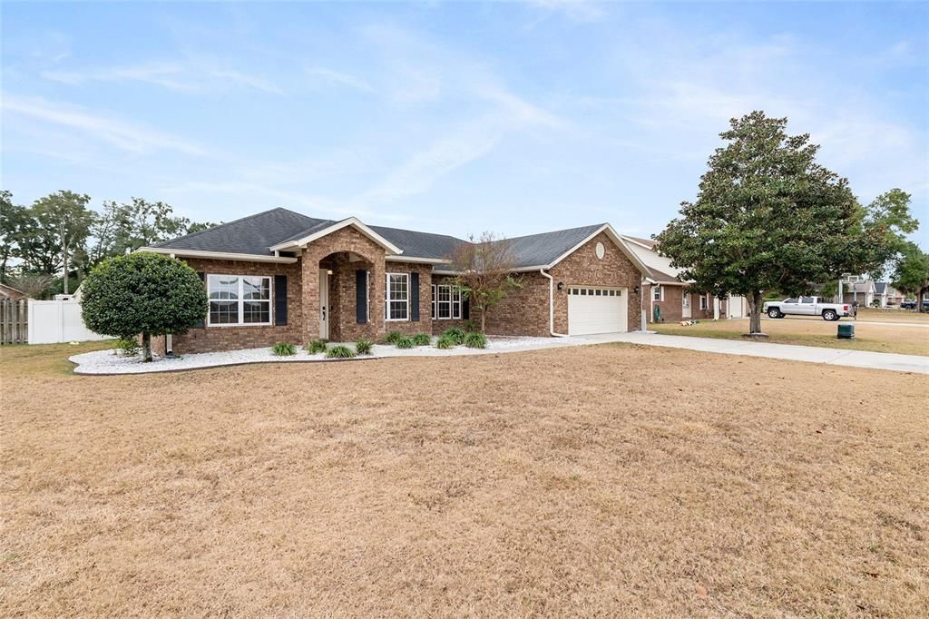 Под контрактом: $349,900 (3 спален, 2 ванн, 1794 Квадратных фут)