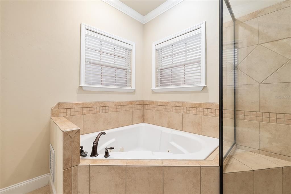 Под контрактом: $349,900 (3 спален, 2 ванн, 1794 Квадратных фут)