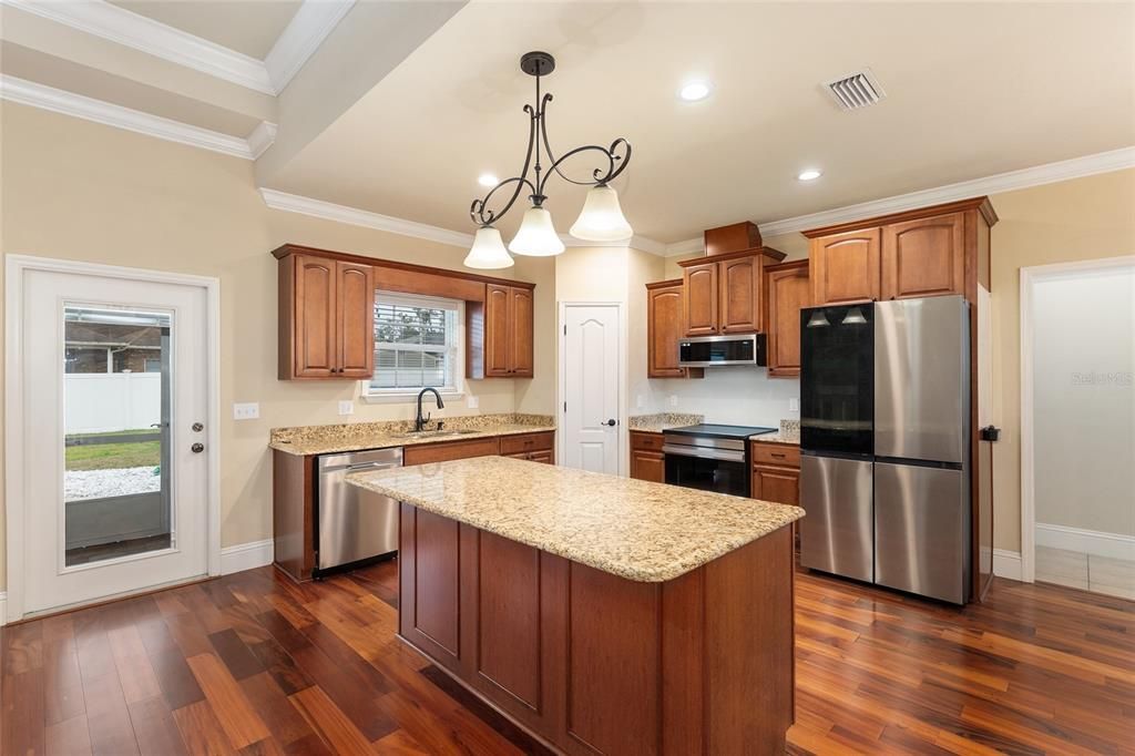 Под контрактом: $349,900 (3 спален, 2 ванн, 1794 Квадратных фут)