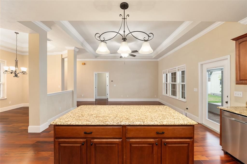 Под контрактом: $349,900 (3 спален, 2 ванн, 1794 Квадратных фут)