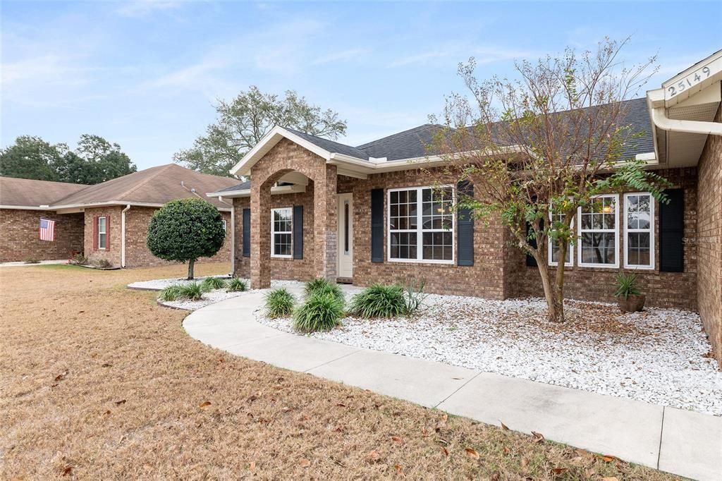 Под контрактом: $349,900 (3 спален, 2 ванн, 1794 Квадратных фут)