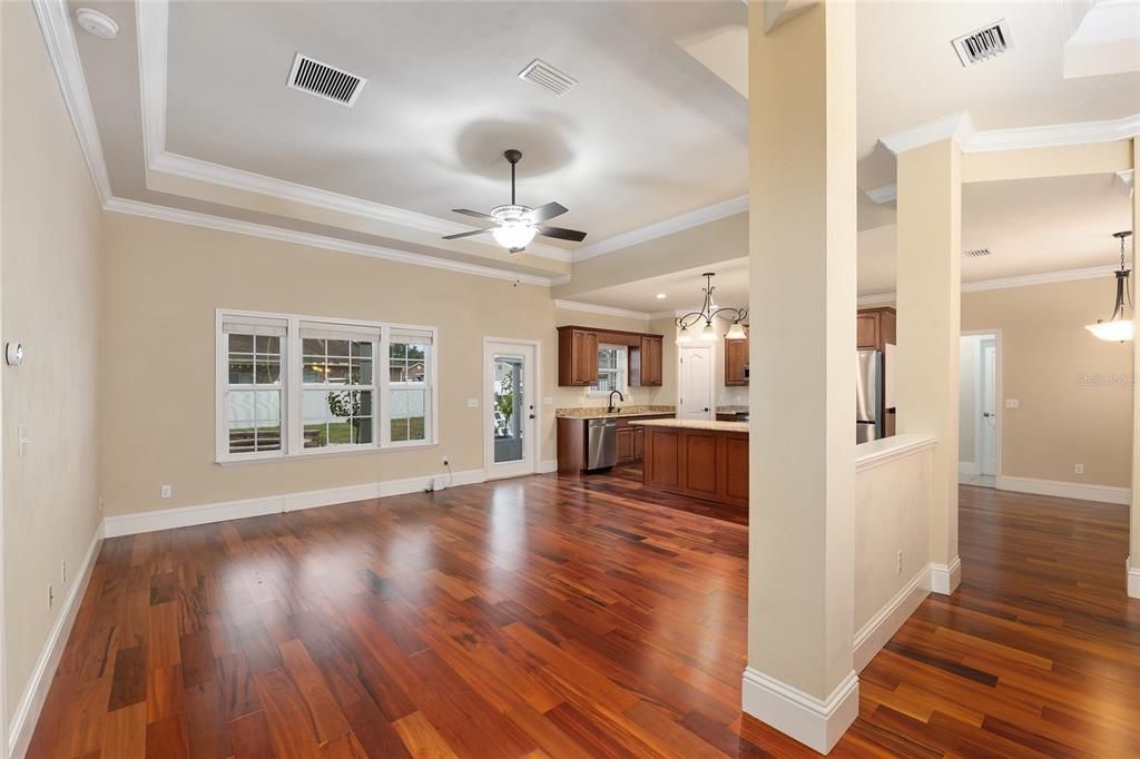 Под контрактом: $349,900 (3 спален, 2 ванн, 1794 Квадратных фут)